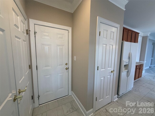 Building Photo - 3993 Lake Shore Rd S