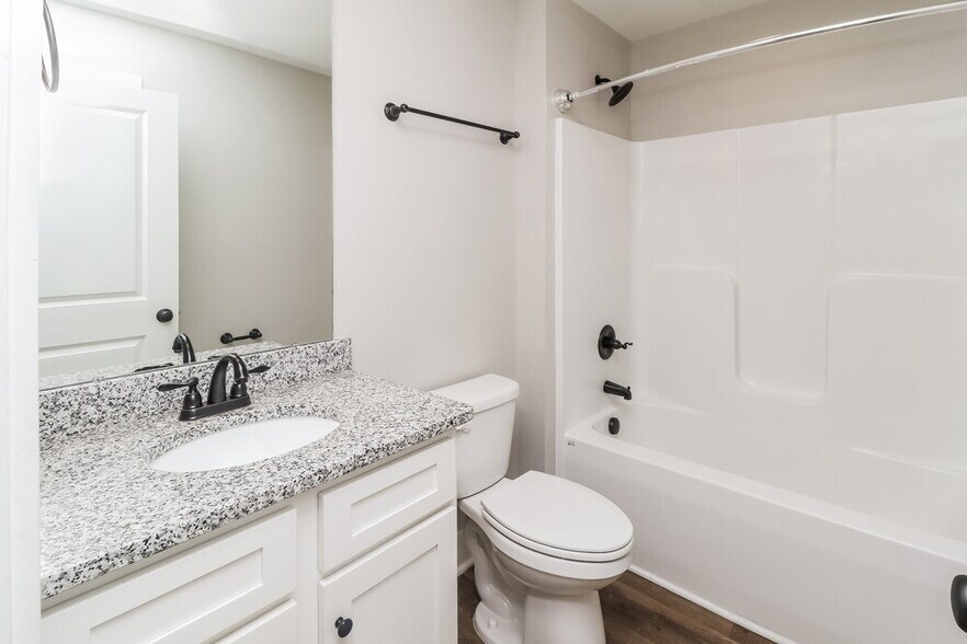 Building Photo - 528 Hillandale St NE