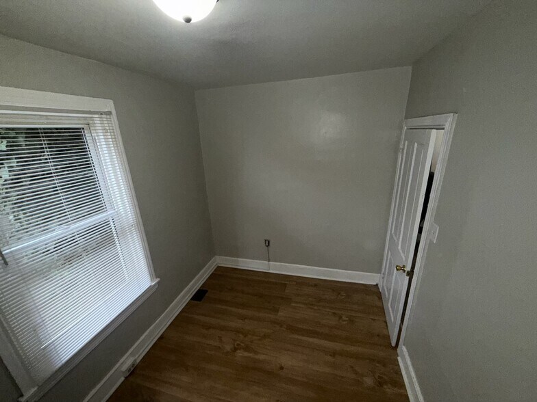 bedroomb - 803 N DuPont St