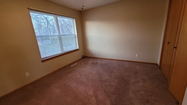 Building Photo - 3 Bedroom 1.5 bath, 2 stall garage Great SE location.