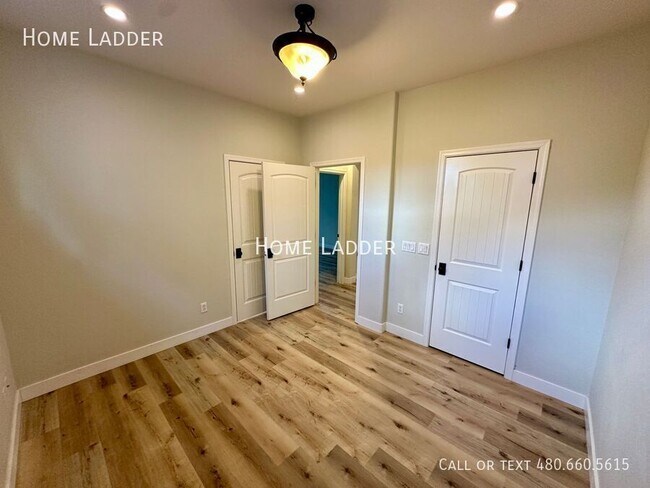 Building Photo - 3064 E Palmdale Ln