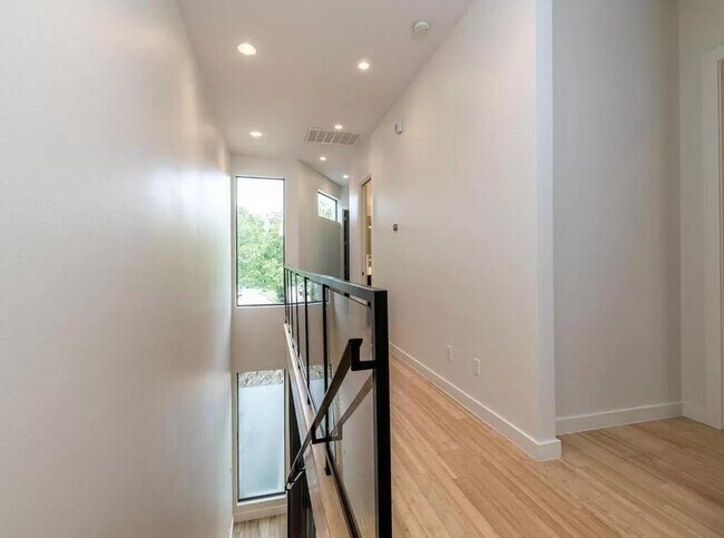 Building Photo - 1907 W 30th St