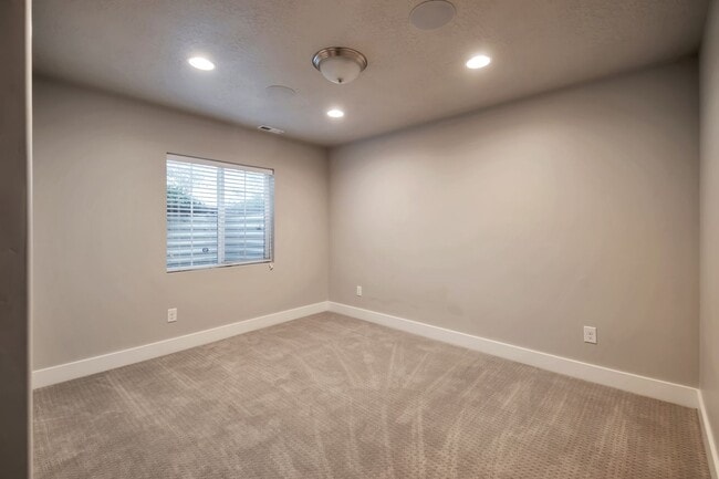 Building Photo - Incredible 6 bedroom Rambler in West Jordan