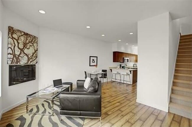 Building Photo - Modern 3 bedroom 3.5 bathroom townhouse located in Cedar Park