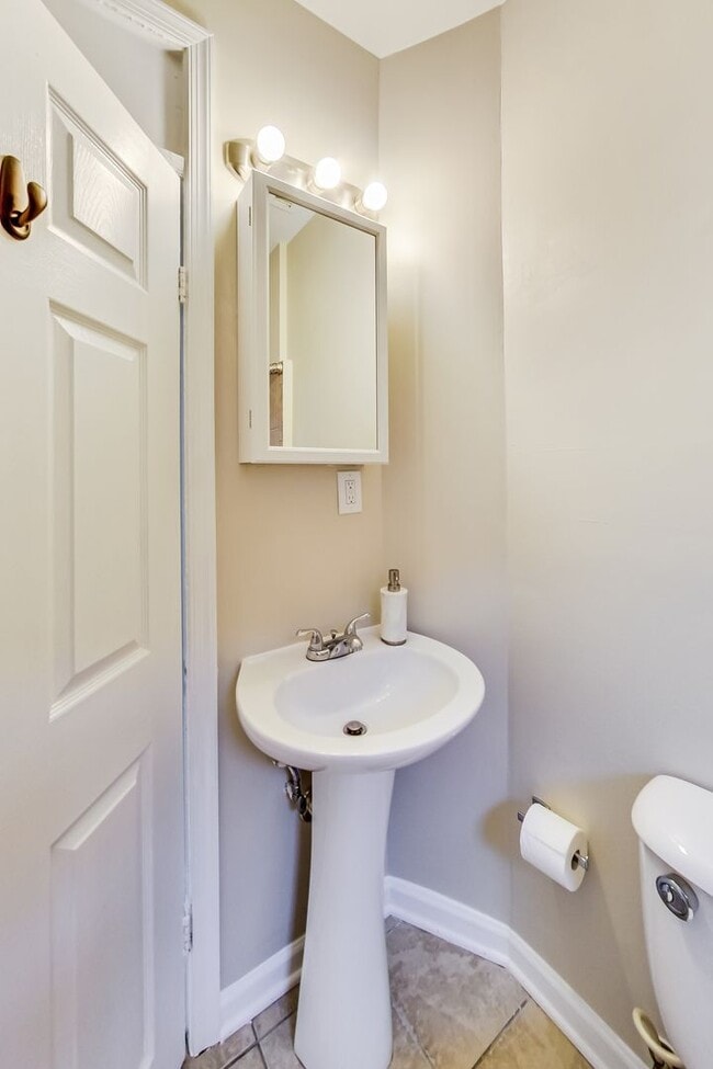 Building Photo - Spacious 3bd/2.5 bath updated townhome in ...
