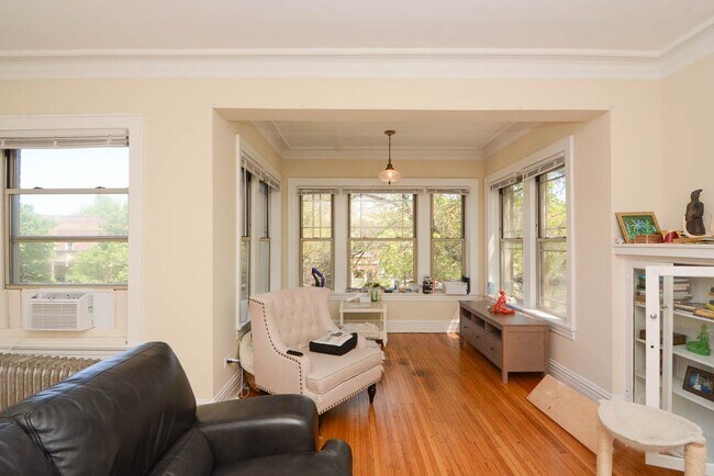 Building Photo - 4400 N Racine Ave