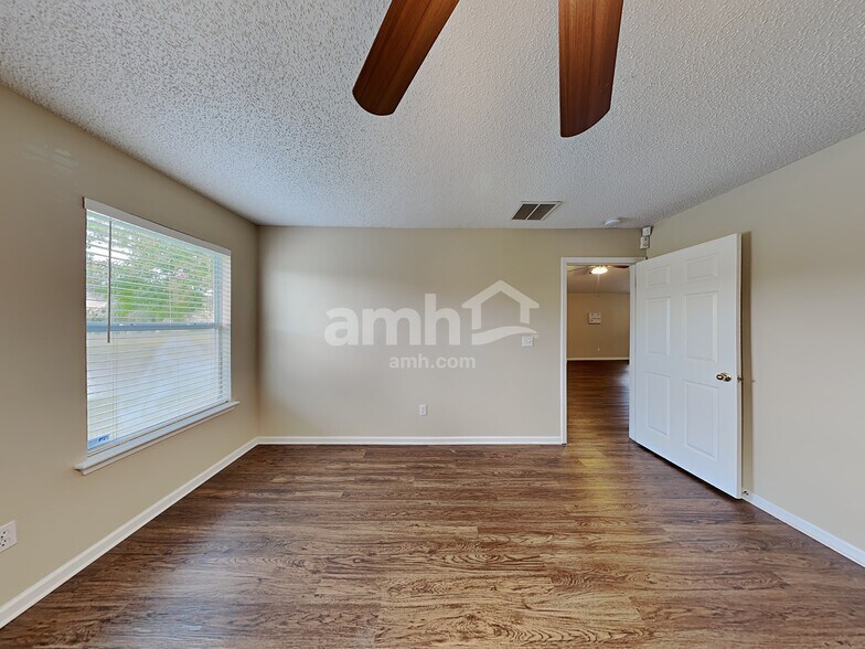 Building Photo - 3353 Chapel Ct