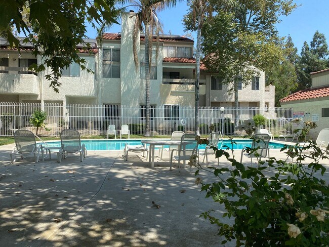 Building Photo - 1 bed, 1 bath Sycamore Villas Condo