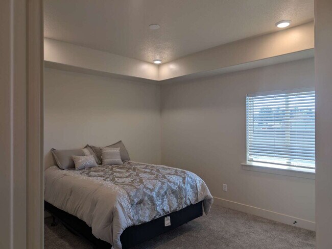 Building Photo - Quality 3 Bedroom 2 Bath