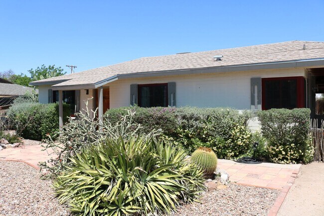 Building Photo - Two bedroom one bath fully furnished located in central Tucson!