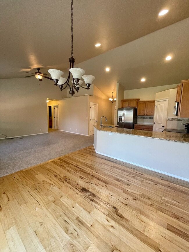 Building Photo - Spacious 3-Bed + Den Home in Hollybrook Su...