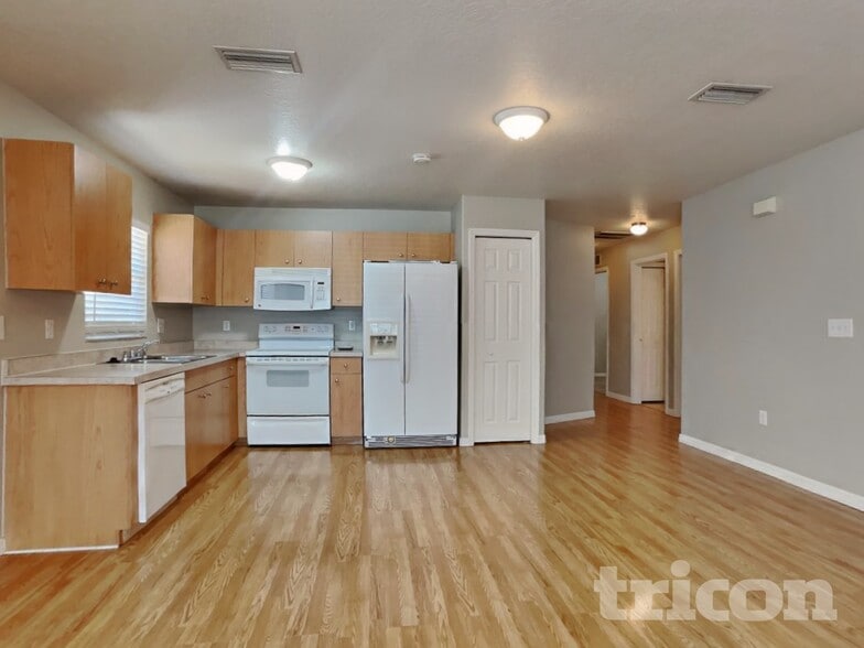 Building Photo - 2835 31st Ave E