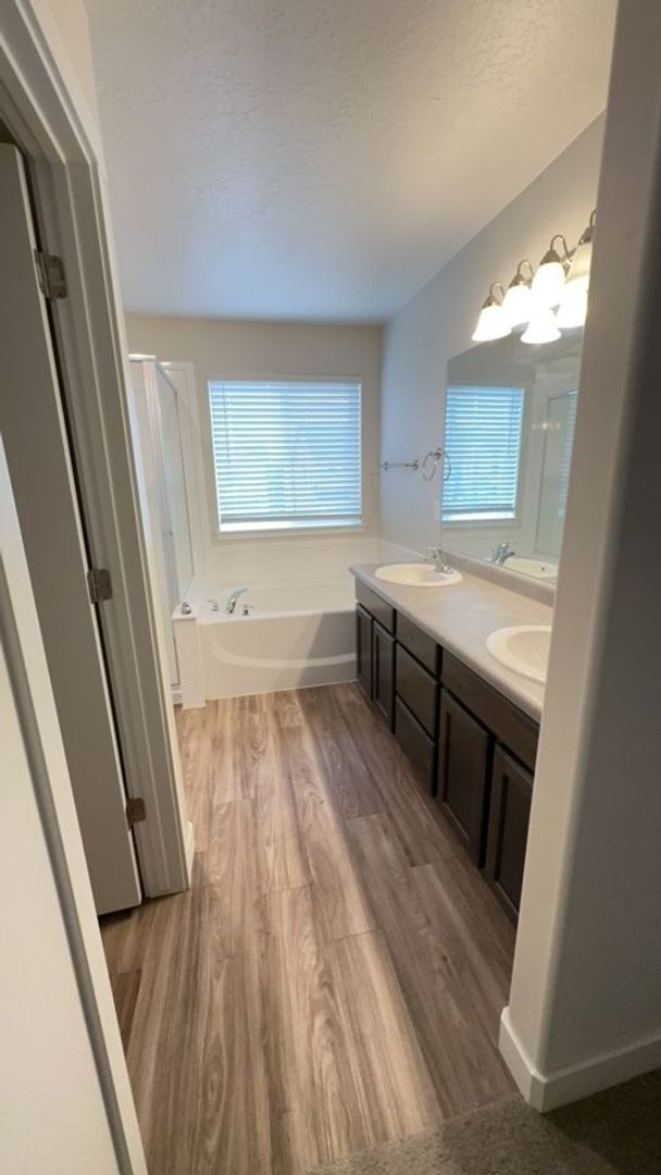 Building Photo - Lovely NSL Townhome - available this month!