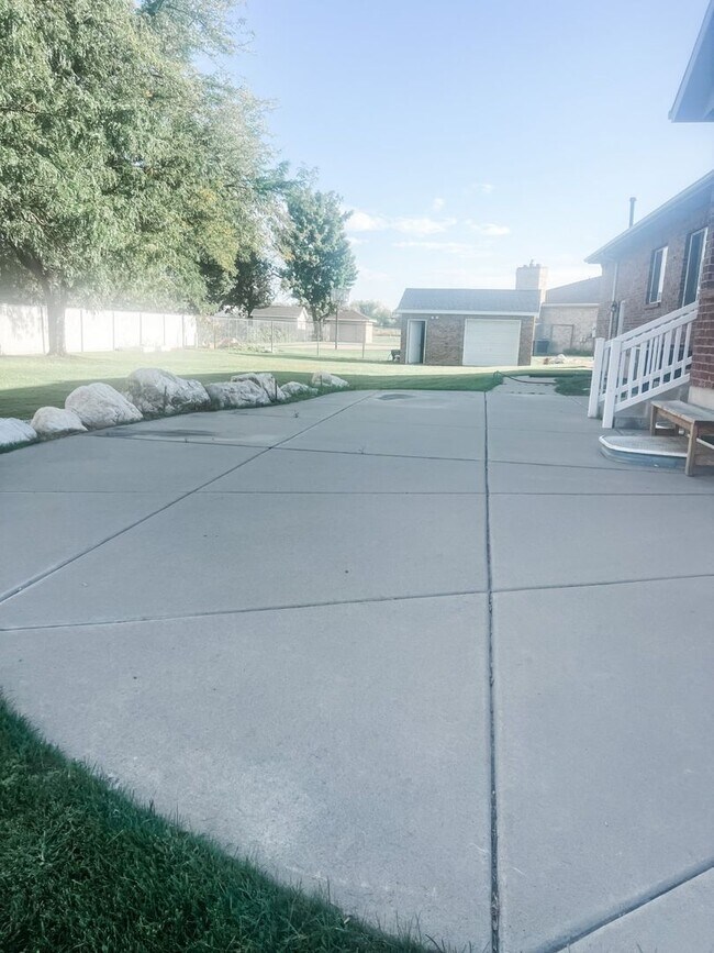 Building Photo - Lovely Home Located In Roy Utah