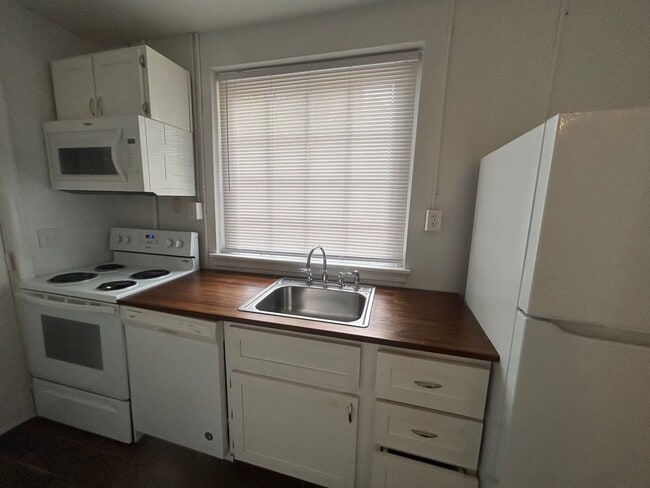 Building Photo - 403 Waccamaw Ave