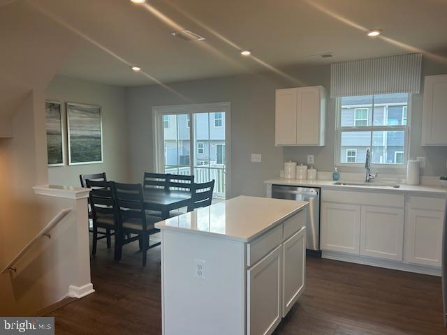 Building Photo - 2562 Laurel Pk Dr