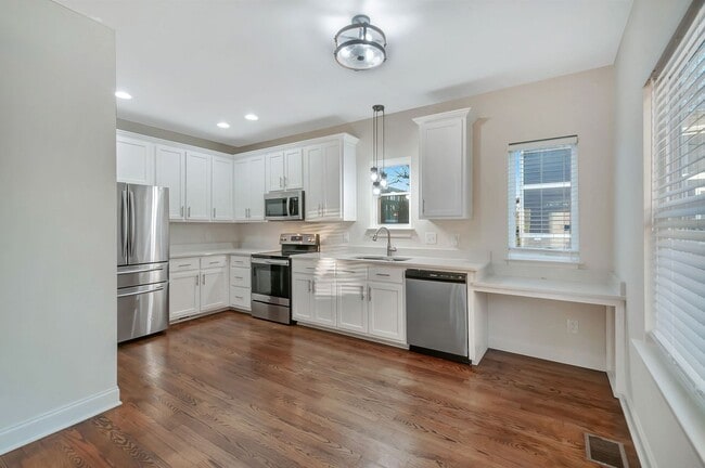 Building Photo - Modern Living in Downtown Nashville!