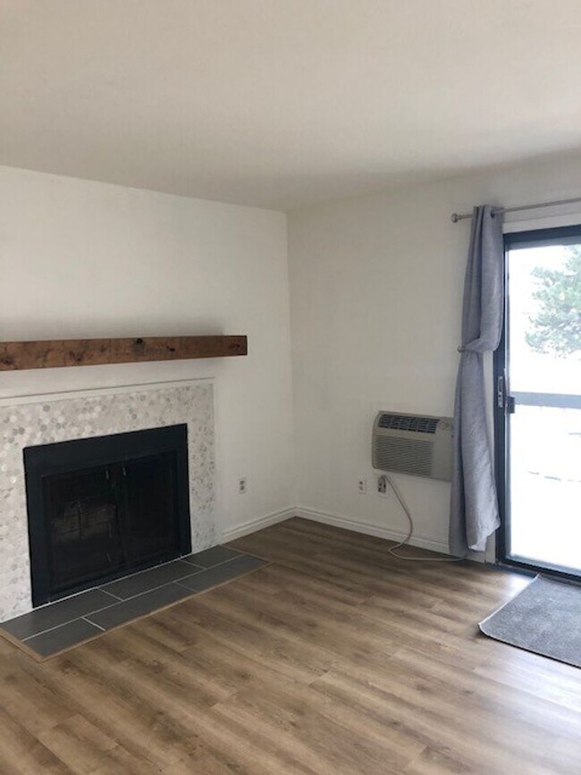 Building Photo - Conveniently Located Boulder Condo for Rent with Pool Overlooking the Flatirons