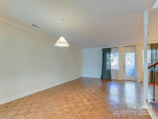 Building Photo - 527 Hawthorne Ln