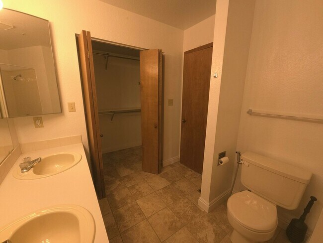 Building Photo - AVAILABLE NOW! 2 Bedroom Plus Loft with co...