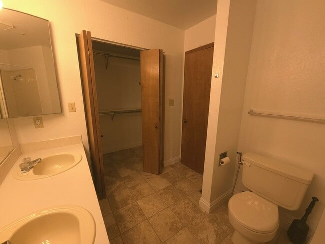 Building Photo - Secured Building with covered parking!