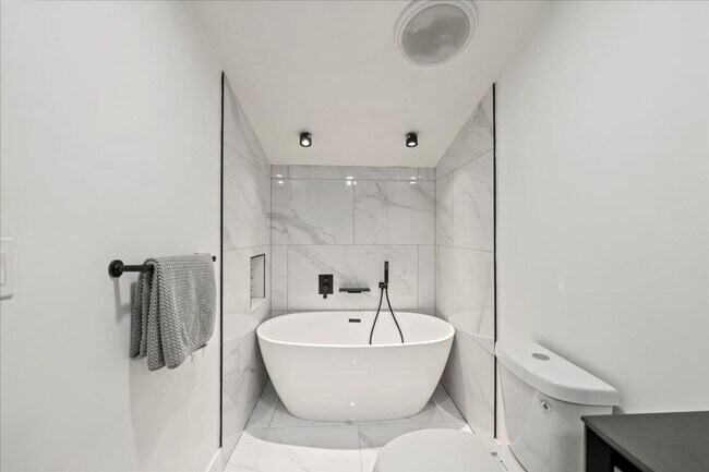 Building Photo - 1324 E 9th St