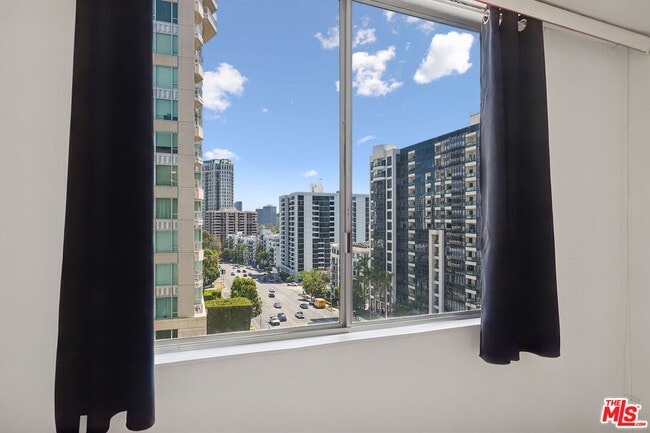 Building Photo - 10747 Wilshire Blvd