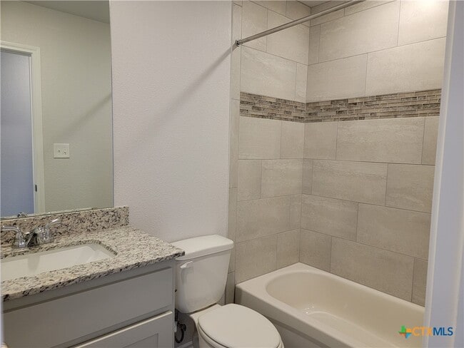 Building Photo - 122 Wind Ridge Dr