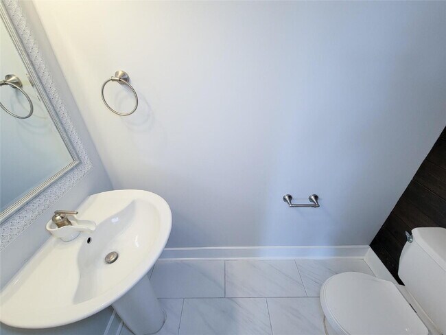 Building Photo - 3 Bed Townhome in 77003 Near Minute Maid Park + First-Floor Living