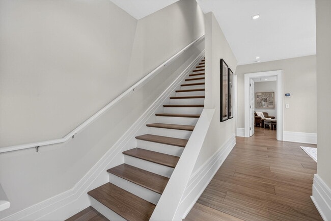 Building Photo - 400 Mola Ave