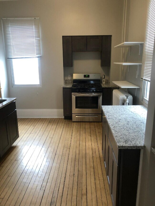 Building Photo - 1672 N Astor St