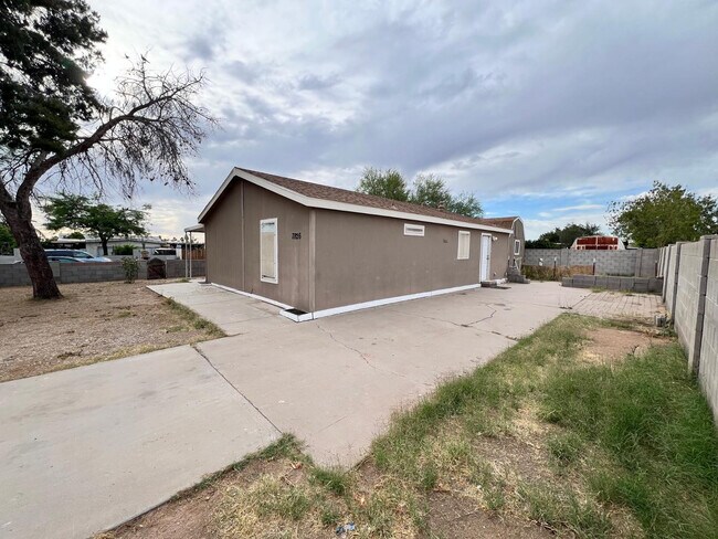 Building Photo - 7826 E Juanita Ave