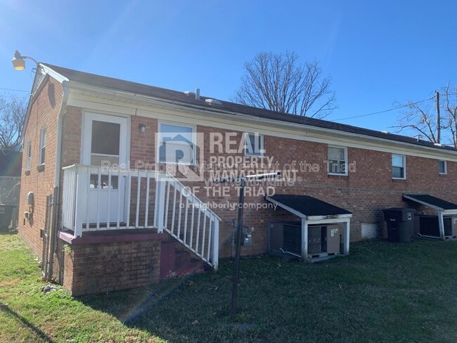 Building Photo - 903 E Bragg St