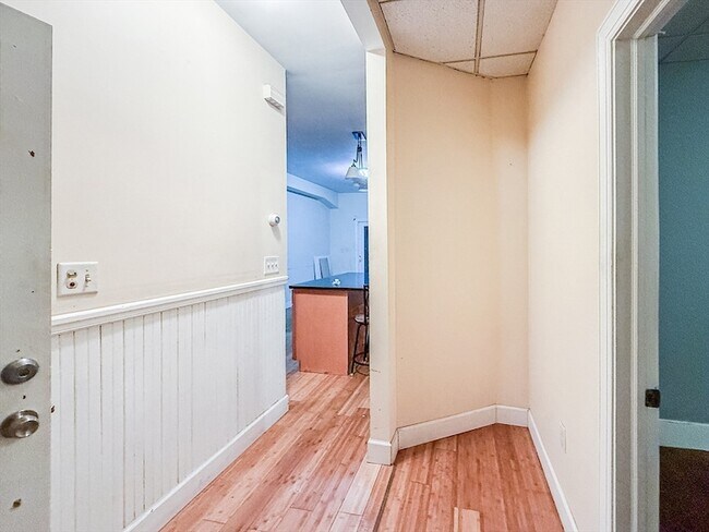 Building Photo - 120 Gladstone St