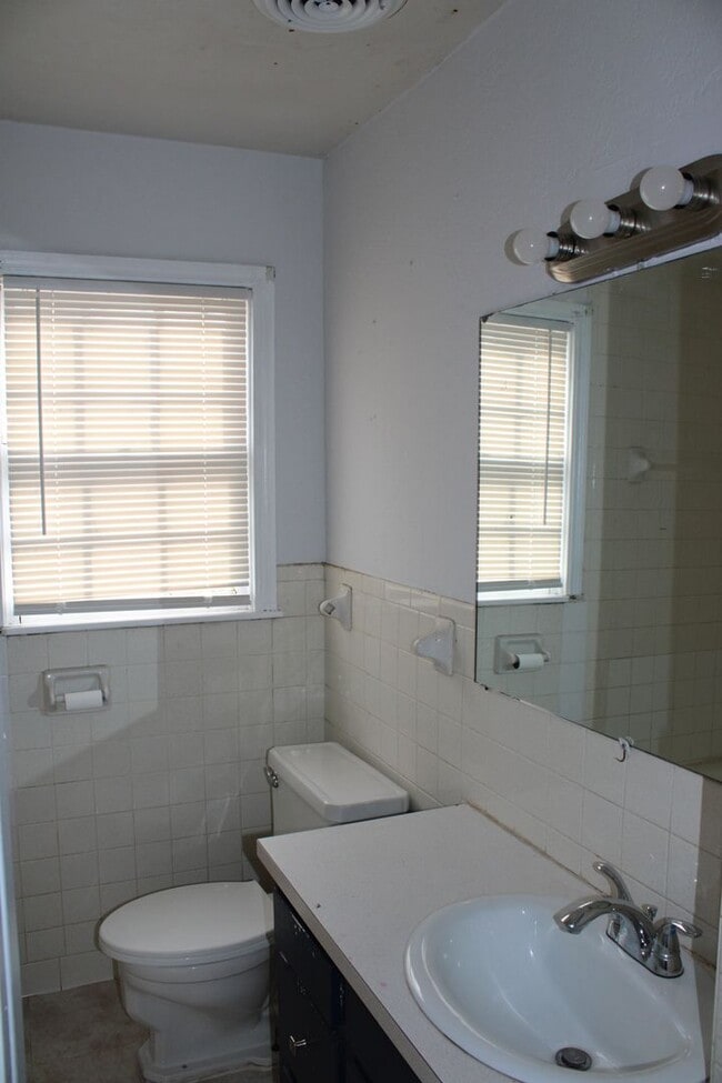 Building Photo - Oliver -Eakle Dollhouse 2/1/1 Located by t...