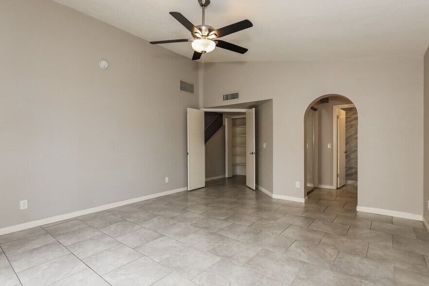 Building Photo - 8724 W John Cabot Rd