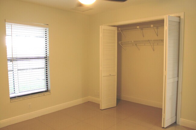 Building Photo - 1518 Primrose Ln