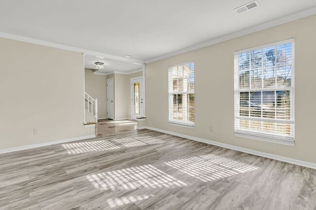 Building Photo - 121 Sully St