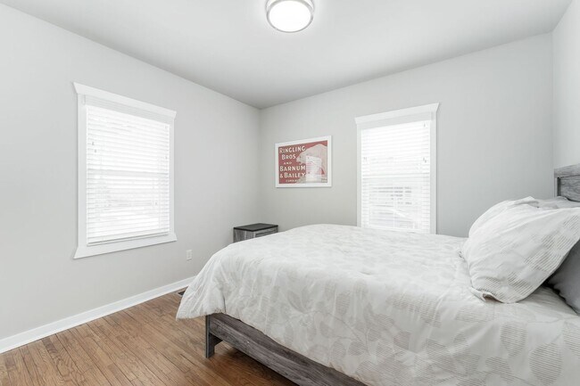 Building Photo - FURNISHED HOUSE! Short or Long Term! Large Newly Renovated Fully Furnished Modern 5 Bedroom Home ...