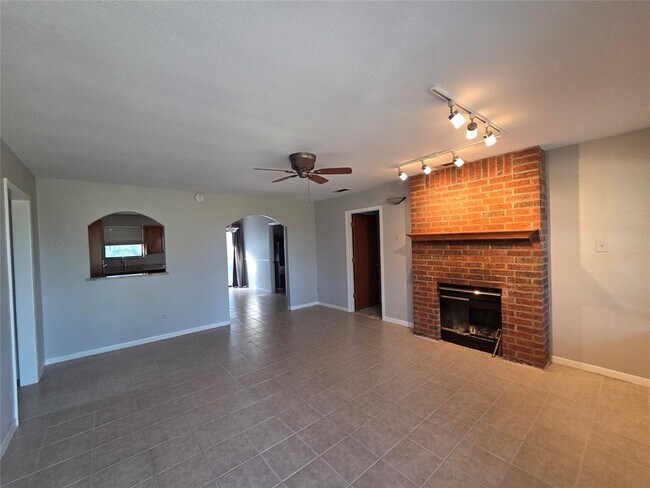 Building Photo - 21600 Long Hill Dr