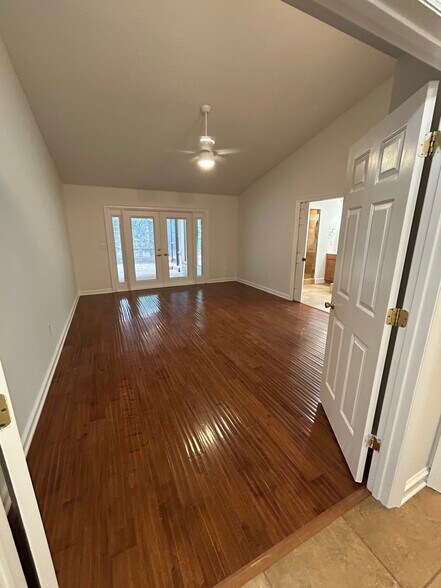 Building Photo - 942 Deerwood Loop