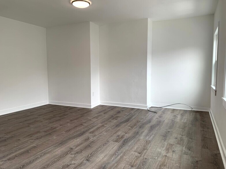 Building Photo - 411 Sample St