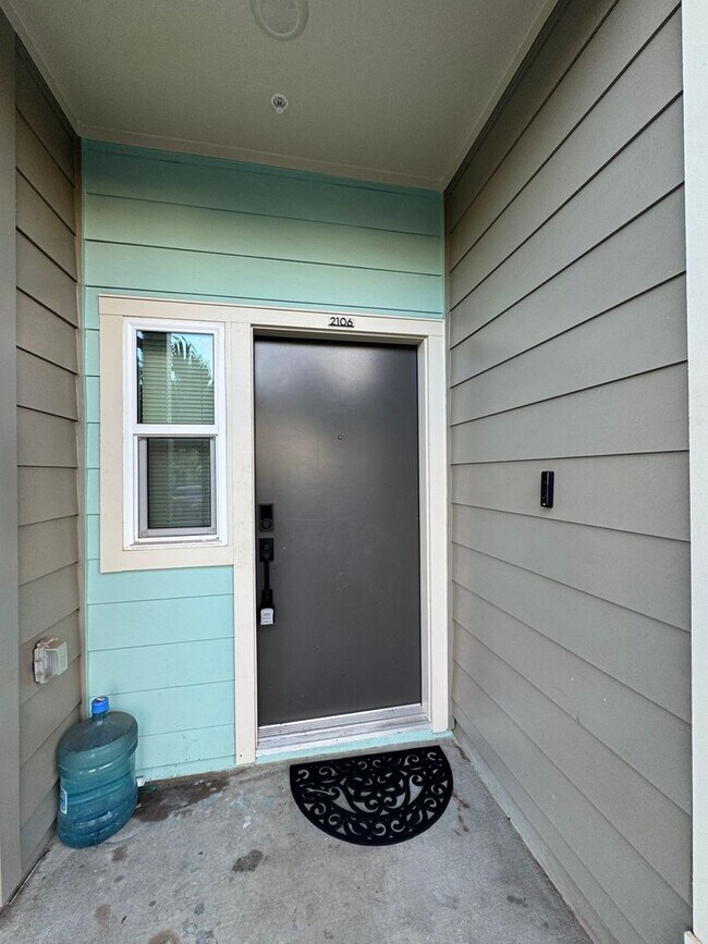 Building Photo - Beautiful three bedroom 2 1/2 bathroom tow...