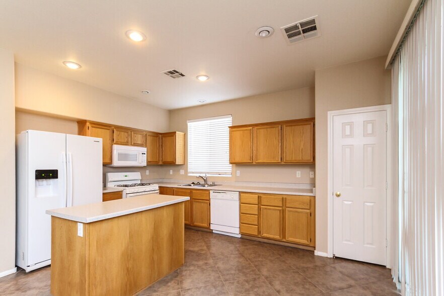 Building Photo - 2422 Predera Ave
