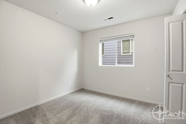 Building Photo - 11745 NE 22nd Way