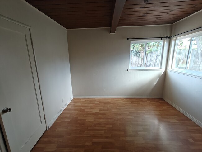 Building Photo - 263 Elmwood Ln