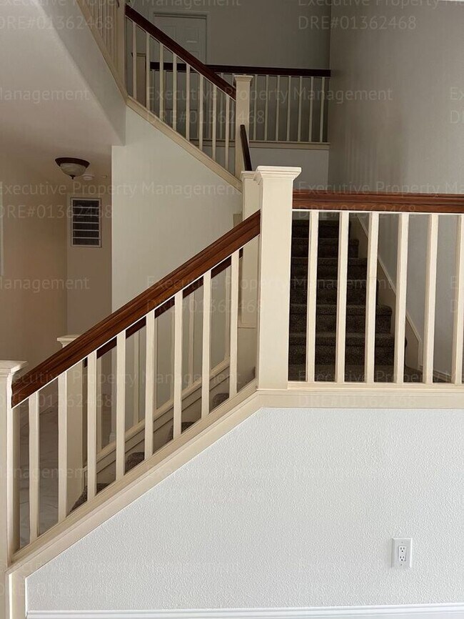 Building Photo - Stunning 4-bedroom, 3 bathroom home located in the westside of Bakersfield this spacious house of...