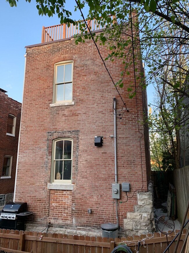 Building Photo - 3325 Indiana Ave