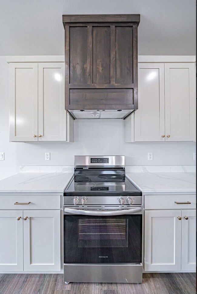 Building Photo - Beautiful 4-Bedroom Townhome for Rent off of Sunnyside in Idaho Falls