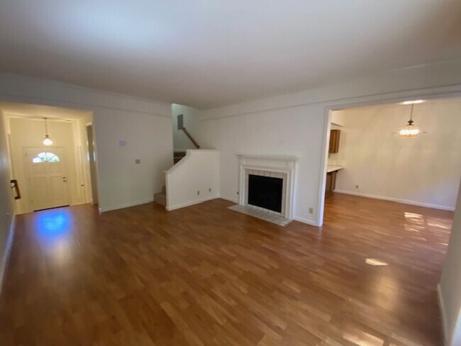 Building Photo - 15 Glen Lake Dr